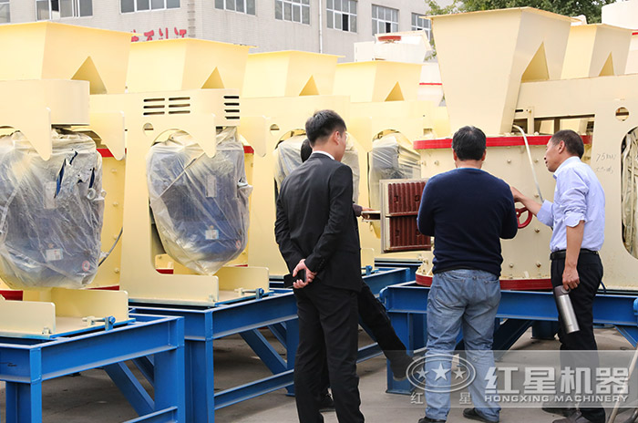 客戶到紅星機器廠區(qū)參觀復合式打沙機