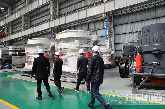 客戶到紅星機器廠區參觀復合式圓錐破碎機