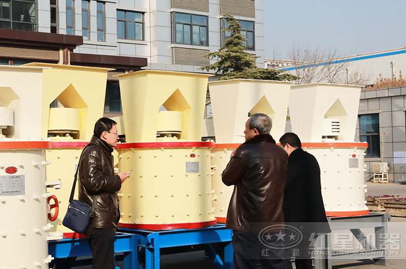 客戶到廠參觀立式破碎機(jī)