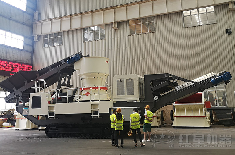 客戶到廠參觀移動破碎機