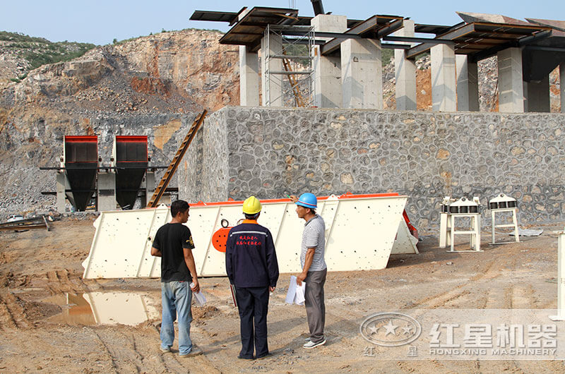 紅星工作人員到場指導安裝石灰石制砂設備