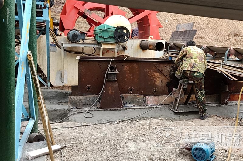 中小型洗砂機(jī)安裝現(xiàn)場(chǎng) 中小型洗砂機(jī)安裝現(xiàn)場(chǎng)