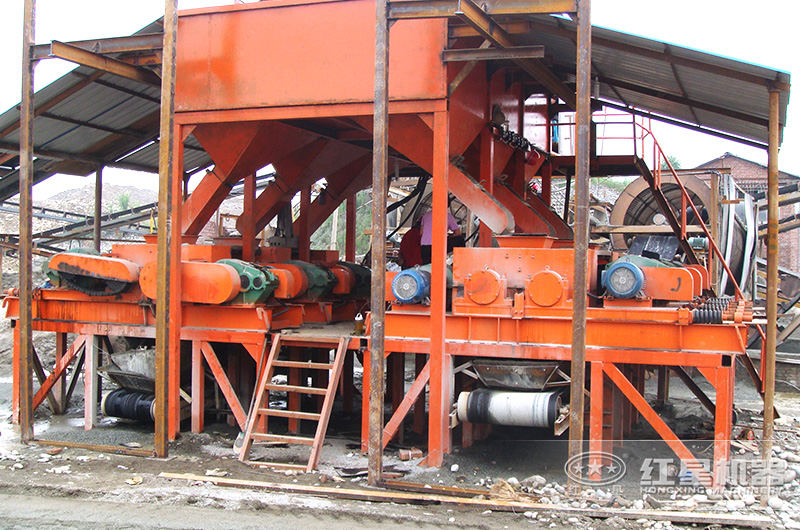 對(duì)輥式制砂機(jī)生產(chǎn)現(xiàn)場(chǎng) 對(duì)輥式制砂機(jī)生產(chǎn)現(xiàn)場(chǎng)