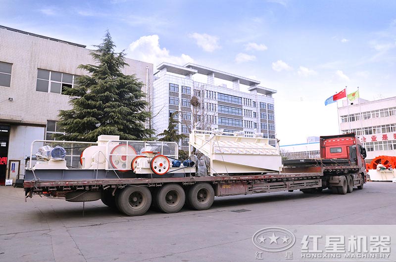 對輥式破碎機發貨現場