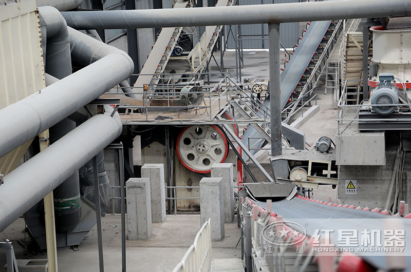 顎式破碎機破碎現場圖