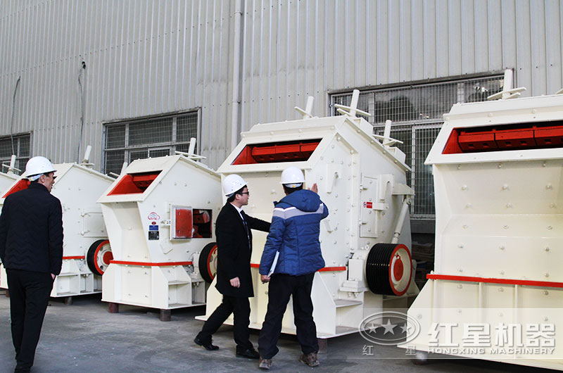 參觀反擊破碎機(jī)設(shè)備車間現(xiàn)場(chǎng) 參觀反擊破碎機(jī)設(shè)備車間現(xiàn)場(chǎng)