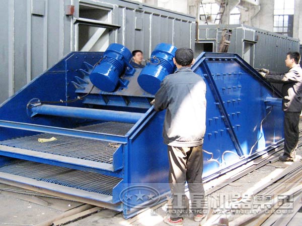 直線振動篩設備安裝現(xiàn)場 直線振動篩設備安裝現(xiàn)場