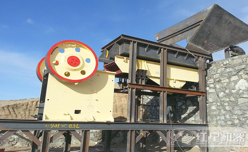 細(xì)顎破碎機(jī)250×1200現(xiàn)場 細(xì)顎破碎機(jī)250×1200現(xiàn)場