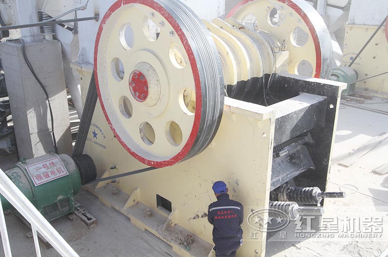 大型顎式破碎機(jī)現(xiàn)場(chǎng) 大型顎式破碎機(jī)現(xiàn)場(chǎng)