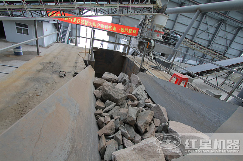 花崗巖破碎制砂現場 花崗巖破碎制砂現場