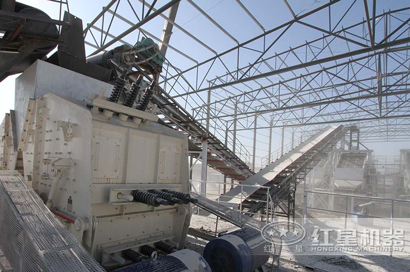 大型破碎機設備作業現場 大型破碎機設備作業現場